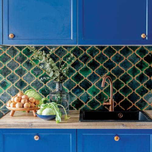 niebieskie szafki w kuchni