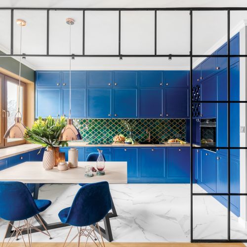 niebieskie szafki w kuchni