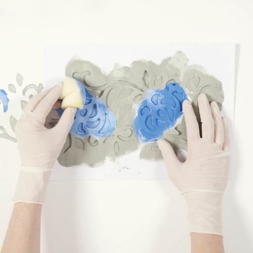 Niebieskim kolorem wypełniamy kolejne róże.