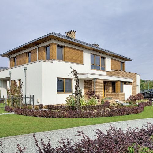 Nieduże osiedle przypomina amerykańskie ulice z identycznymi willami po obu stronach: budynki sa cofniete od