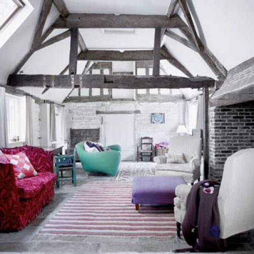 Nieoficjalny salon na piętrze. Angielska posiadłość z cegieł i z kamienia