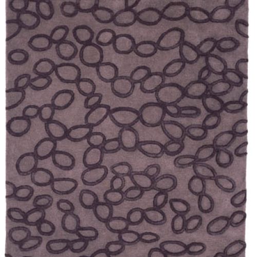 Nieregularne owale przypominają rozrzucone na ziemi otoczaki. Dywan projektu Nani Maquiny.