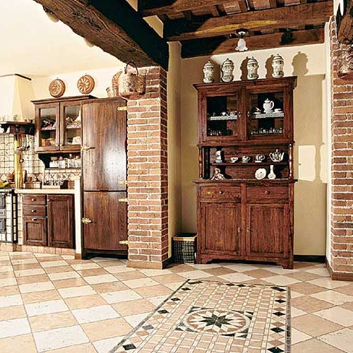 Nietuzinkowa dekoracja podłogi - kamienna rozeta. Kolekcja Anticato Naturale. Wymiary płyt 30,5 x 30,5 cm. YETI