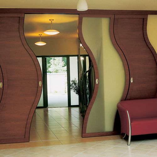 Nietypowa forma drzwi. Falujący dom