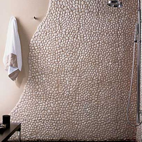 Nietypowa mozaika - małe kamyki. Biała z kolekcji Baja Stone Blanco - kosztuje około 600 zł/mkw., czarna na podłodze