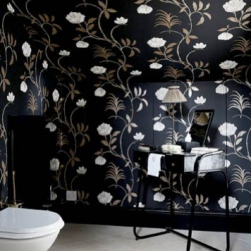 Nietypowy pomysł Niny Campbell.na kobiecą łazienkę - tapeta i panele ścienne z kwiatowym wzorem Chelsea.