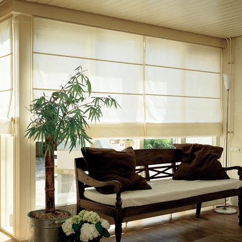 Nietypowy układ okna wymagał pomysłowych rozwiązań. Idealnie sprawdzily się tytaj rzymskie rolety. Muślinowa tkanina nie