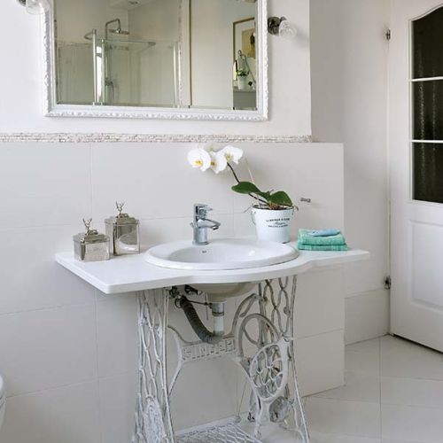 W łazience największą ozdobą jest podstawa umywalki.