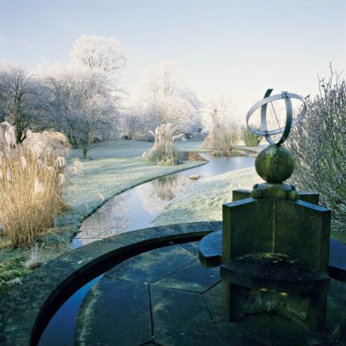 Niewielki strumyk w ogrodzie był kiedyś wodopojem dla bydła. Dziś wpada do stawu, wokół którego rosną różne gatunki derenia