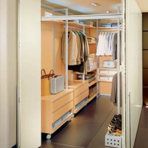 Niewykorzystany korytarz to świetne miejsce na podręczny schowek. ARKA MEBLE