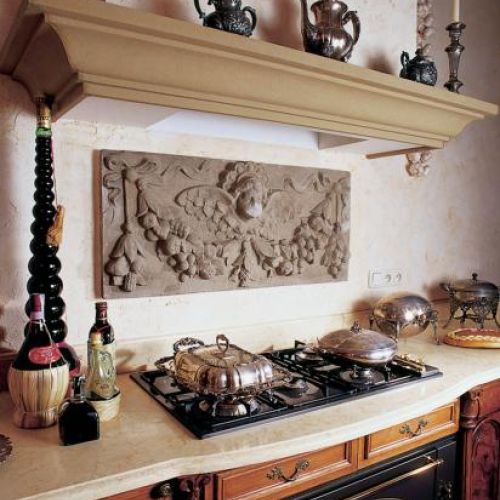 Niezwykłą ozdobą kuchni jest płaskorzeźba na ścianie – to fragment portalu ocalony z rozbieranej starej kamienicy.
