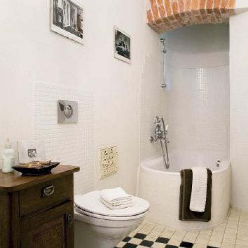 Niska wanna we wnęce. W krakowskiej kamienicy