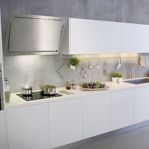 Nowczesny okap dobrze wygląda w kuchni urządzonej minimalistycznie.