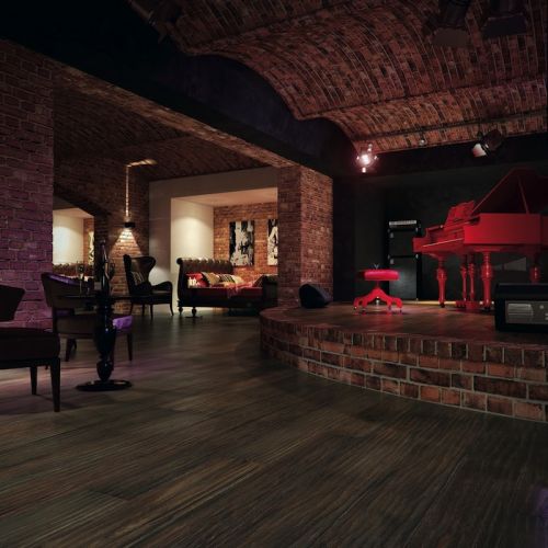 Noszące ślady użytkowania drewno na podłogach to obecnie jeden z najważniejszych trendów w aranżacji wnętrz.