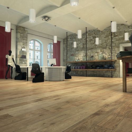 Noszące ślady użytkowania drewno na podłogach to obecnie jeden z najważniejszych trendów w aranżacji wnętrz.