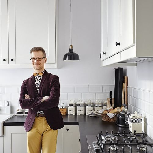 Nowe są meble, podłoga i okna – takie, jak kamienica miała przed wojną, ze szprosami. Zostały dwa relikty: gruntownie