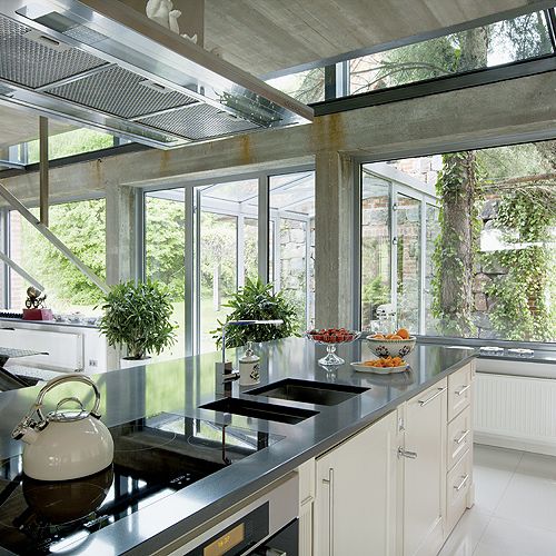 Nowoczesna, ale w angielskim stylu. Zrobiła ją firma Michała Wiśniewskiego z Warty. Pasuje do niej