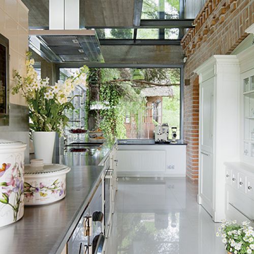 Nowoczesna, ale w angielskim stylu. Zrobiła ją firma Michała Wiśniewskiego z Warty. Pasuje do niej