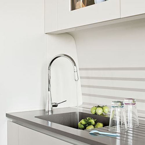 Nowoczesna bateria. Nowoczesny apartament w beżach i błękitach