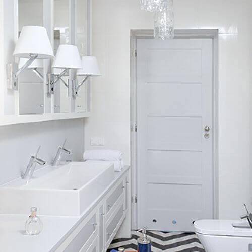 Nowoczesna biała łazienka i drewniany stołek kupiony w Red Onion.