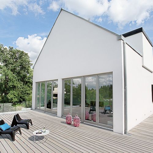 Nowoczesna bryła odróżnia się od domów w sąsiedztwie.