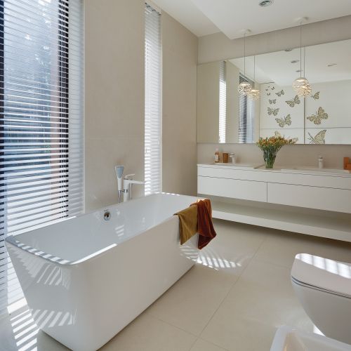 łazienka w drewnie i bieli