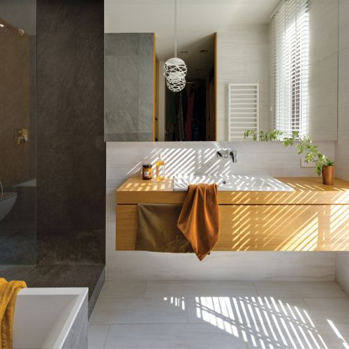 łazienka w drewnie i szarości