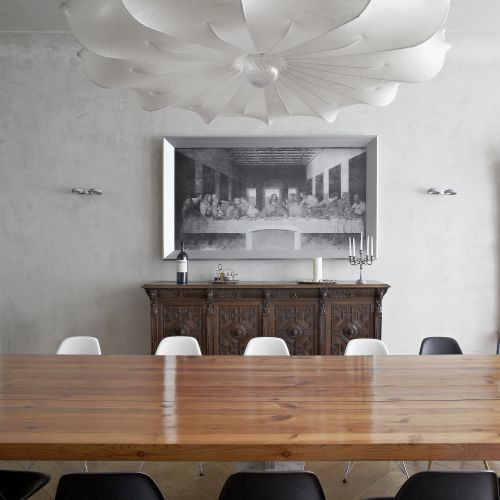 Olbrzymia lampa Zeppelin nad stołem to projekt Marcela Wandersa dla firmy Flos – wariacja na temat pałacowego żyrandola ze