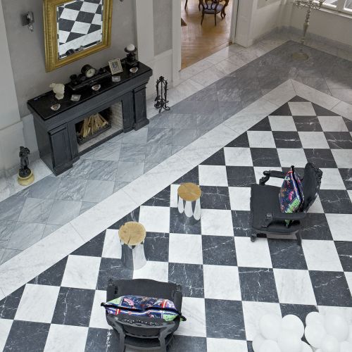 Myślisz pałac , widzisz stiuki, antyki, kandelabry. Tu po stawiku pływają gęsi garbonose, a z antykami