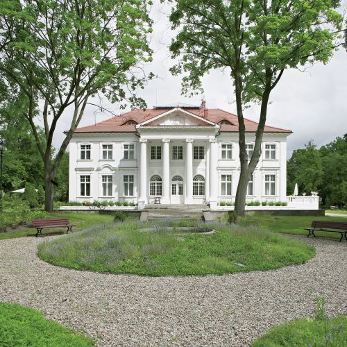 Myślisz pałac , widzisz stiuki, antyki, kandelabry. Tu po stawiku pływają gęsi garbonose, a z antykami