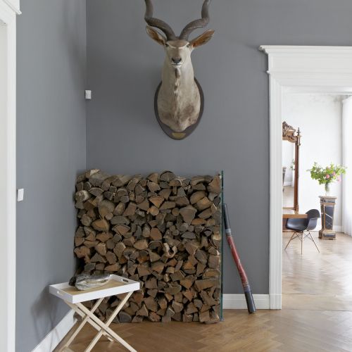 Mnóstwo niebanalnych pomysłów. Zamiast koszy na drewno do palenia w piecach – dekoracyjne akwarium z grubą szklaną taflą.