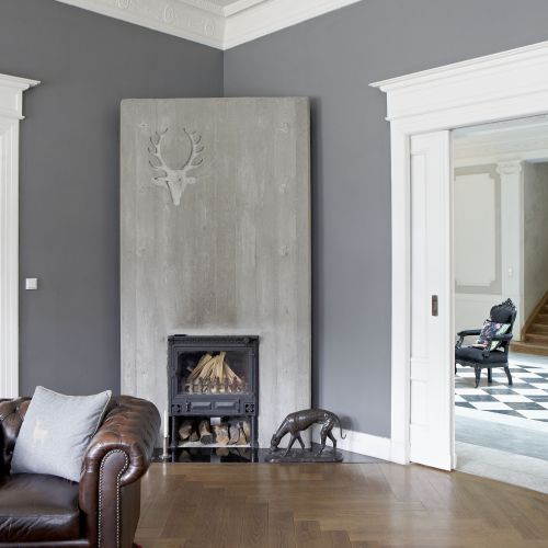 Surowe, nowoczesne kominki zaprojektował Bartosz Konieczny, pomysł wywodzi się z czasów, gdy eksperymentował z betonem,