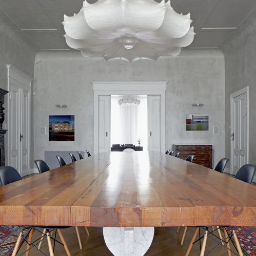 Myślisz pałac , widzisz stiuki, antyki, kandelabry. Tu po stawiku pływają gęsi garbonose, a z antykami