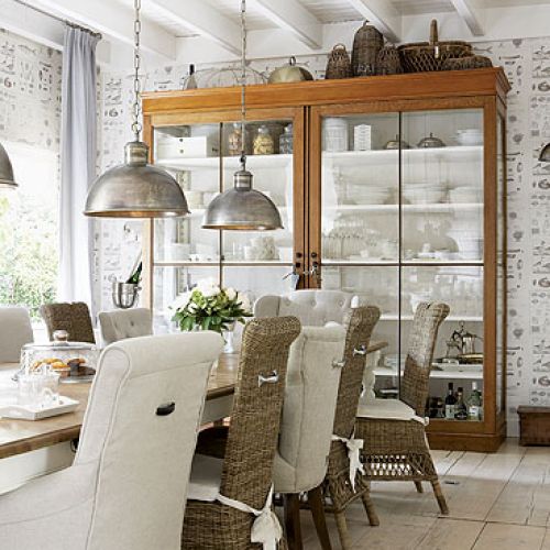 Nowoczesne lampy nad drewnianym stołem.