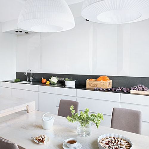 Nowoczesne materiały: gres, marmur, sporo szkła, odrobina drewna.