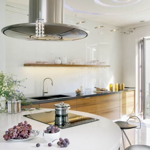 Nowoczesne meble i proste formy. Zielony zaułek w mieście