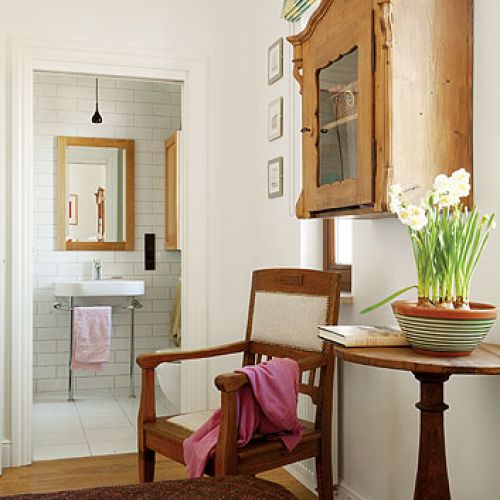 Nowoczesne meble zmiksowane z meblami wyszparanymi w antykwariatach.