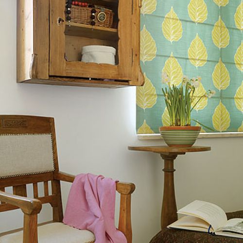 Nowoczesne meble zmiksowane z meblami wyszparanymi w antykwariatach.