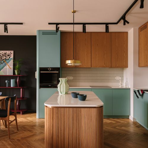 zielona kuchnia z drewnem