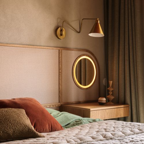 łóżko z oryginalnym zagłówkiem z lusterkiem i toaletką