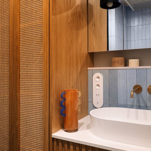 mała łazienka z drewnem i kolorowymi płytkami