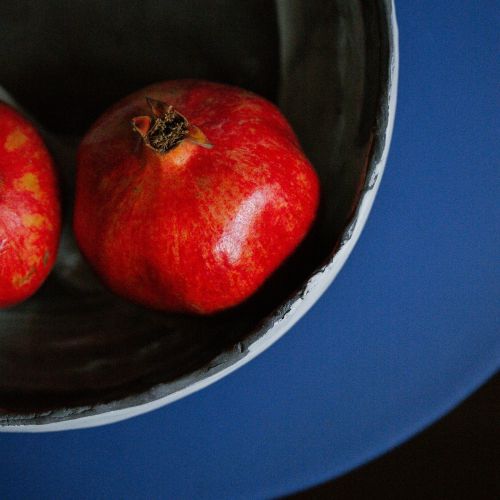 niebieski stolik kawowy i kolorowa ceramika