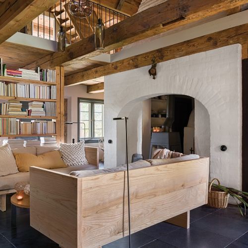 nowoczesny salon z drewnem w starym domu