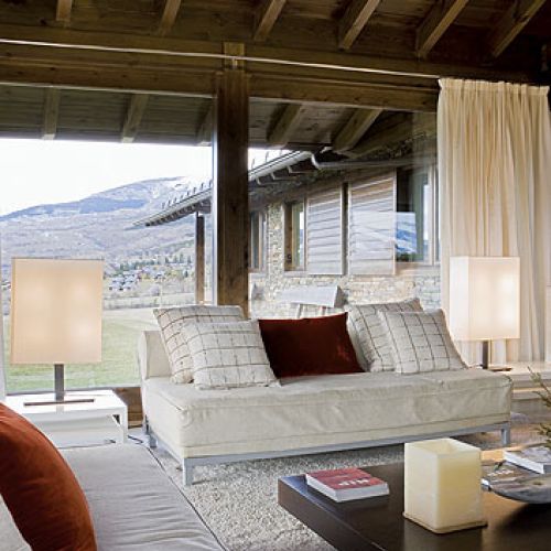 Nowocześnie lecz przytulnie: proste kanapy są obite ciepłym sztruksem, aksamitem, lnem i wełniane poduchy.