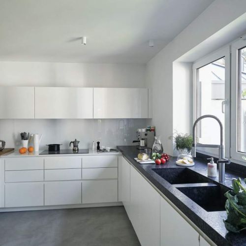 Nowoczesny dom z 65-metrowym tarasem w otulinie Kampinoskiego Parku Narodowego.