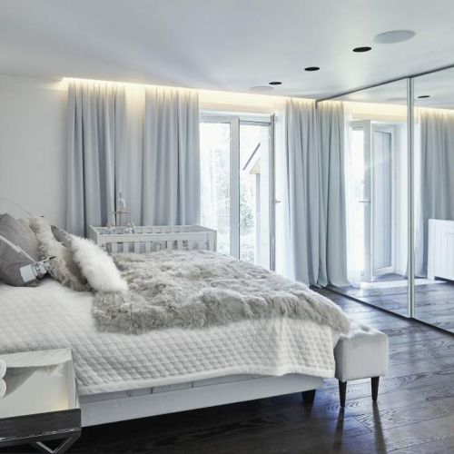 Nowoczesny dom z 65-metrowym tarasem w otulinie Kampinoskiego Parku Narodowego.