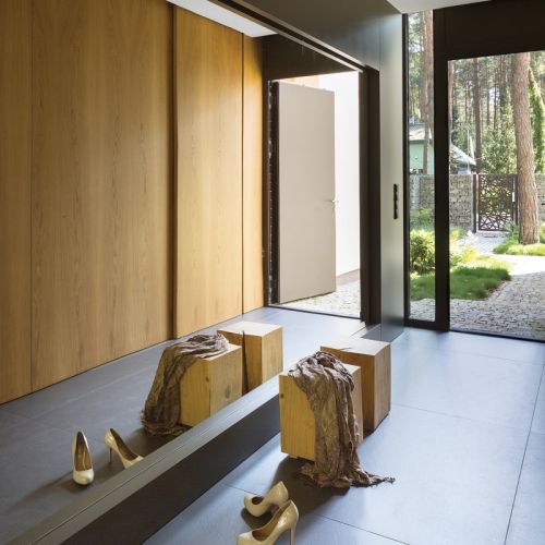 drewno na ścianie w przedpokoju