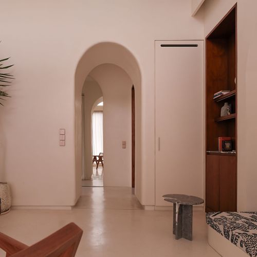 wnętrze domu na Bali zaprojektowane w stylu tropical modern przez polską pracownię AMOK Architecture