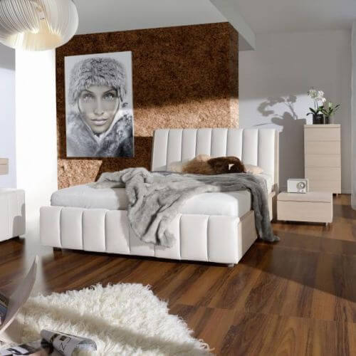 Nowoczesny romantyzm w chłodnych kolorach. Toaletka jest elementem aranżacji sypialni z kolekcji Romance Paged Meble.