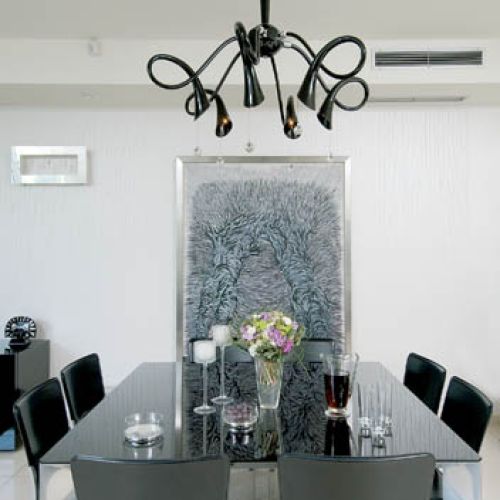 Nowoczesny stół w jadalni. Zielony zaułek w mieście